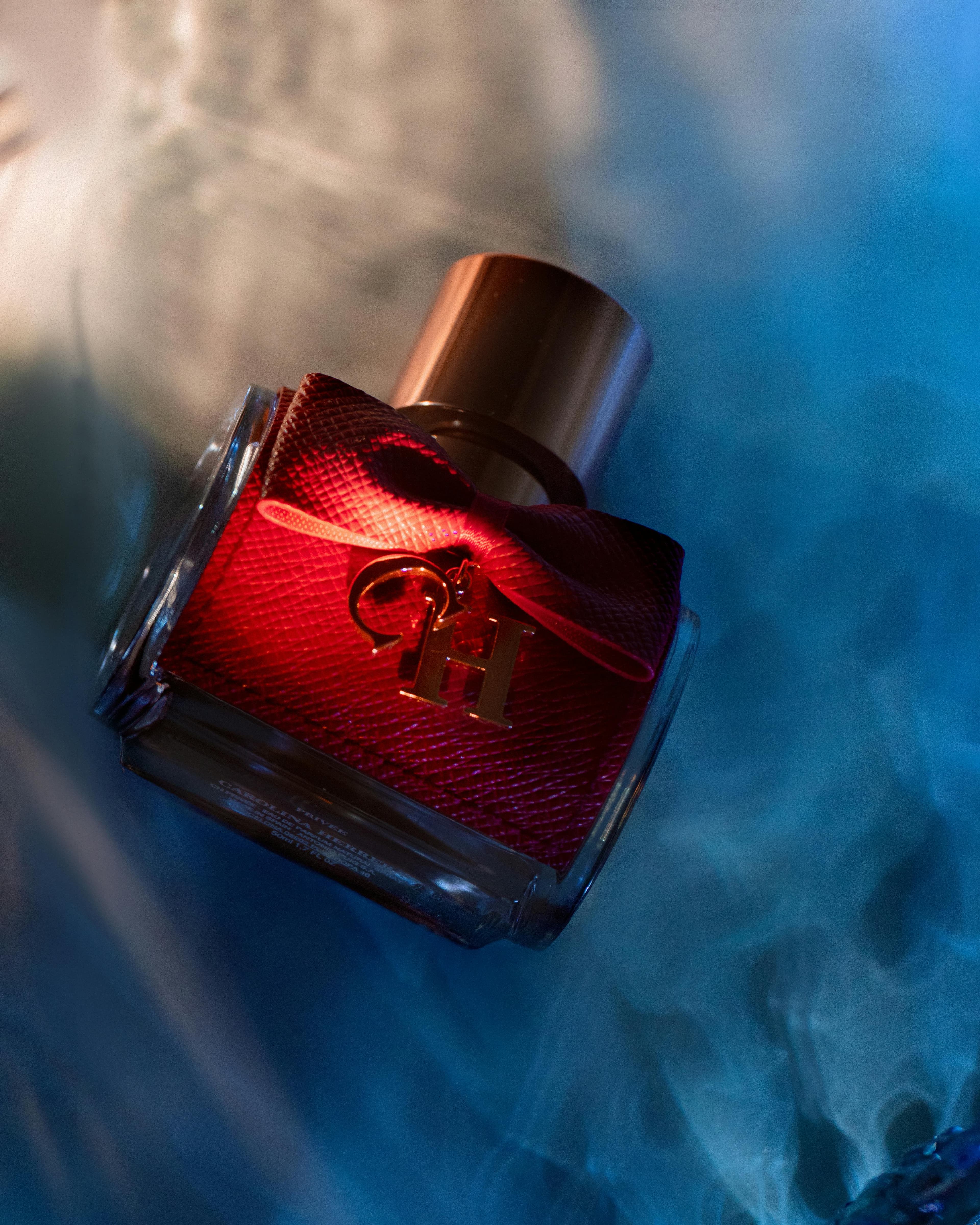 Perfume Dior Sauvage entre flores