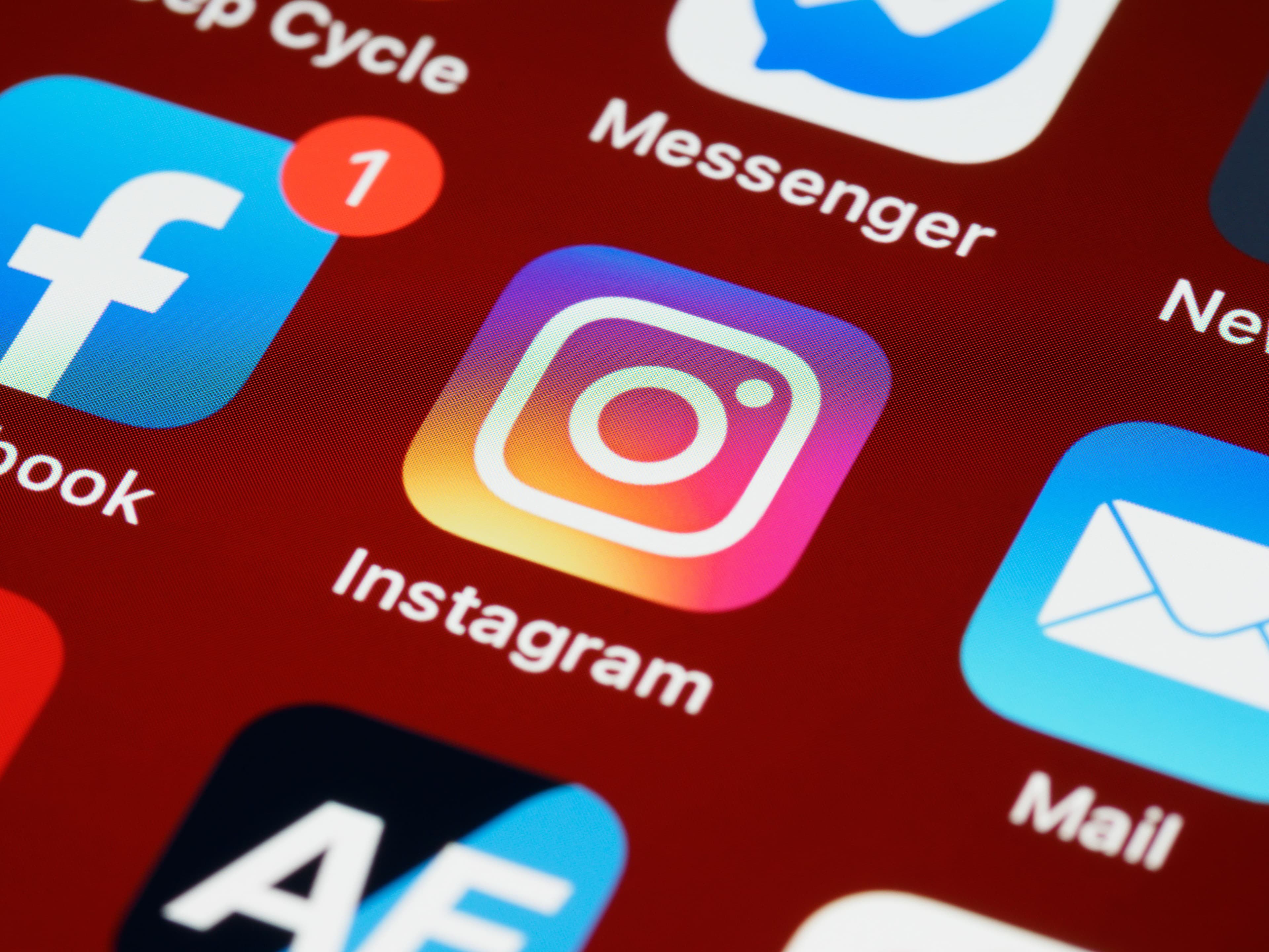 Ícono de Instagram sobre una pantalla roja