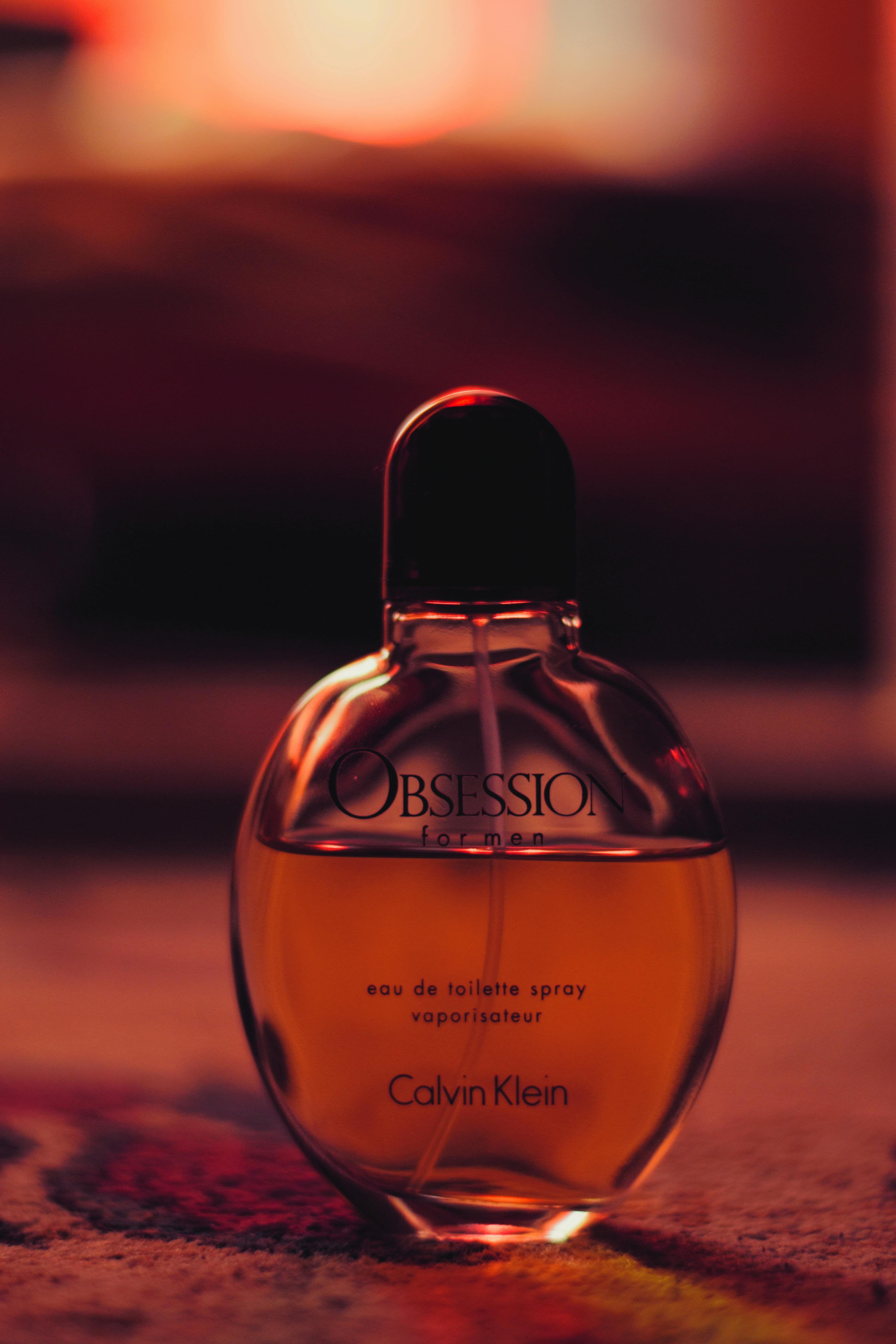 Perfume Obsession en una composición cálida de tonos ámbar y dorados
