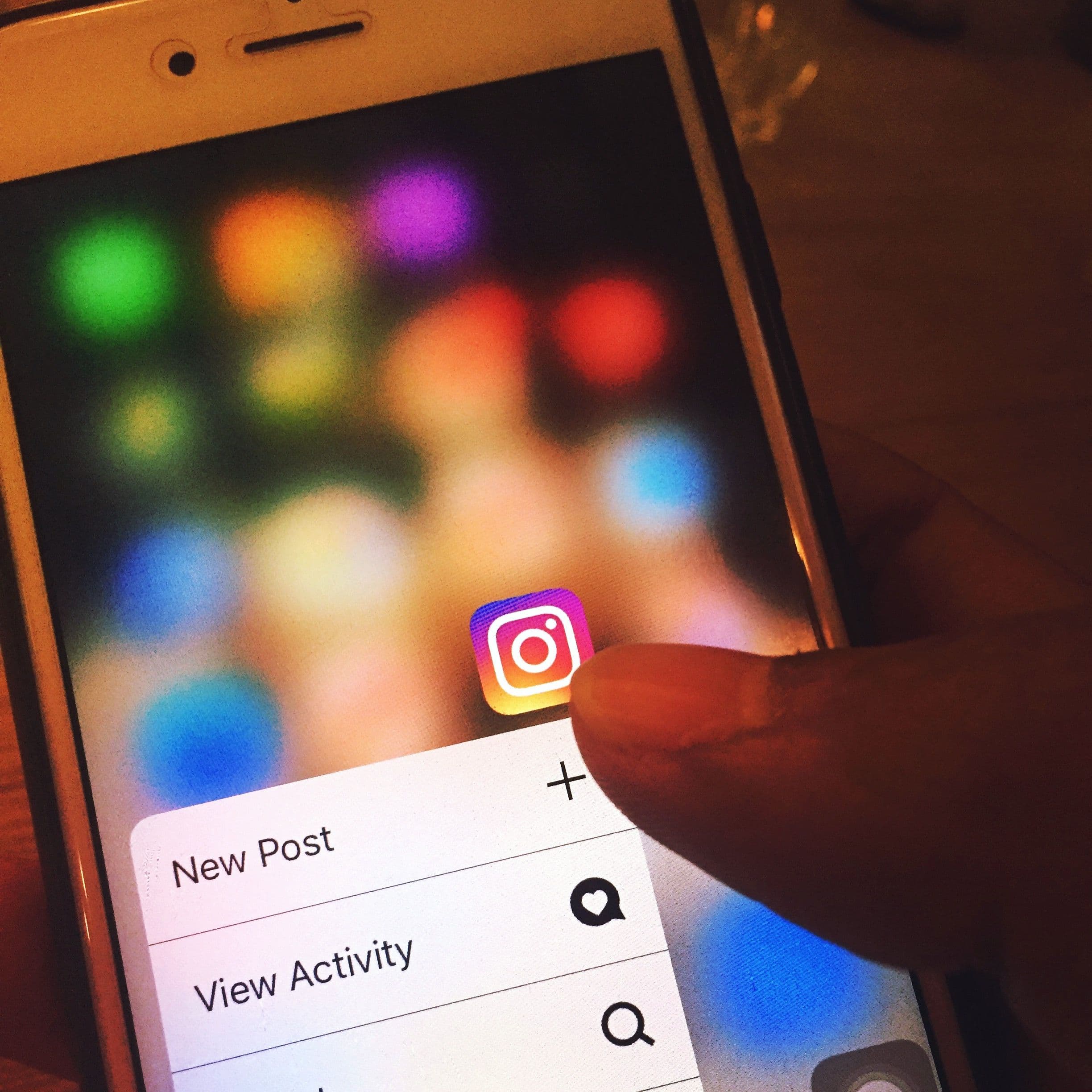 Teléfono mostrando el icono de Instagram