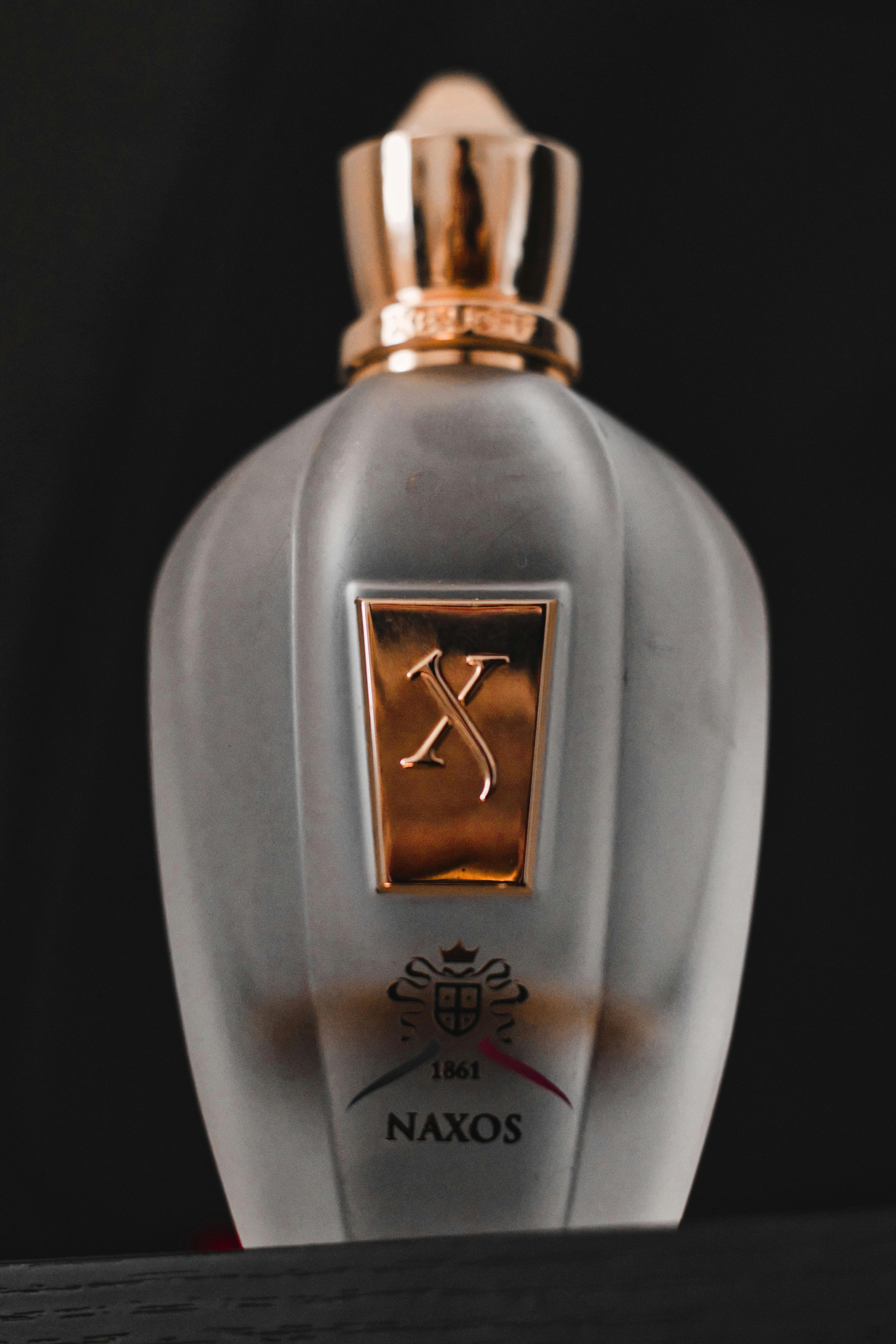 Perfume presentado en una escena elegante de tonos oscuros